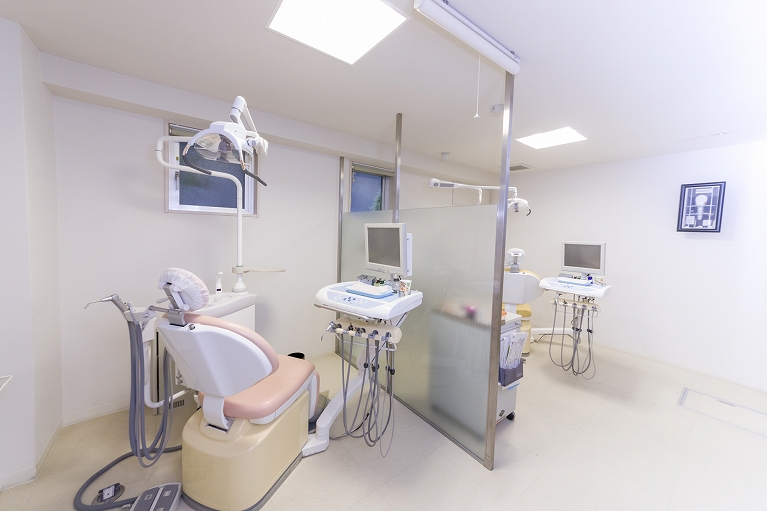 新しい設備＆安全な歯科治療法を駆使し、アットホームな雰囲気でお迎えします。